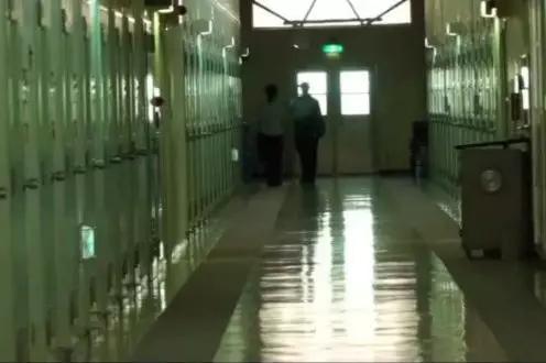 女子监狱里怎么表现可以获缓刑,女子监狱怎么坐牢