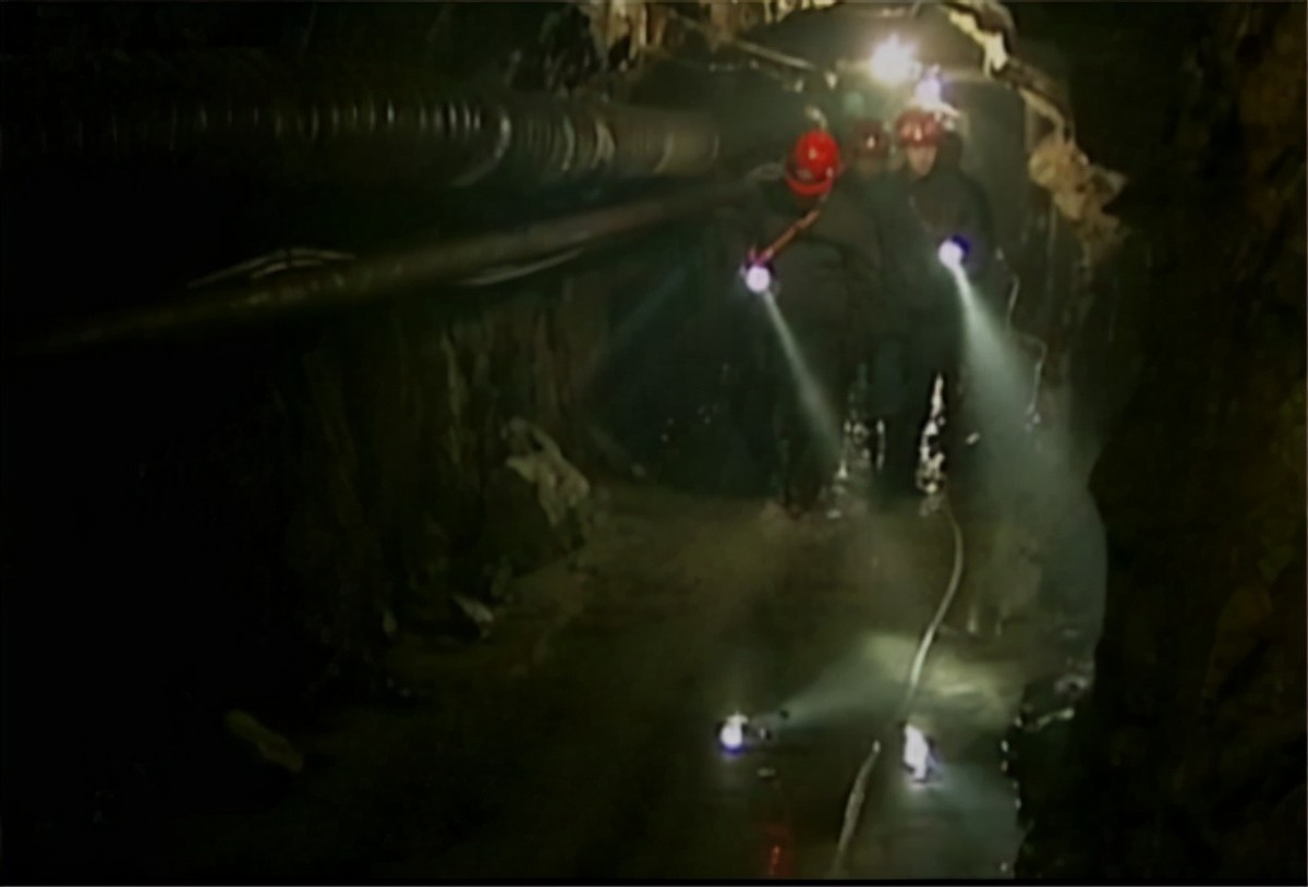 世界上最大的夜明珠怎么成路灯了,男子挖到6吨夜明珠