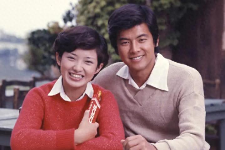 被山口百惠的老年状态惊艳到：64岁发腮发福，穿衣极简却气质高级