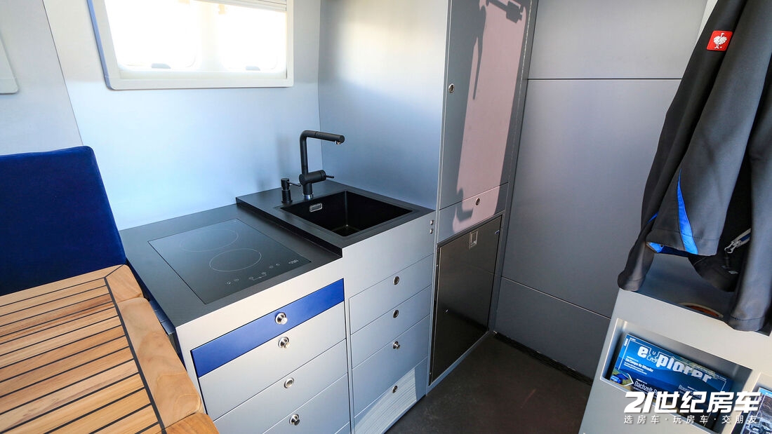 全球顶级过亿的末日堡垒越野房车,科技风末日堡垒