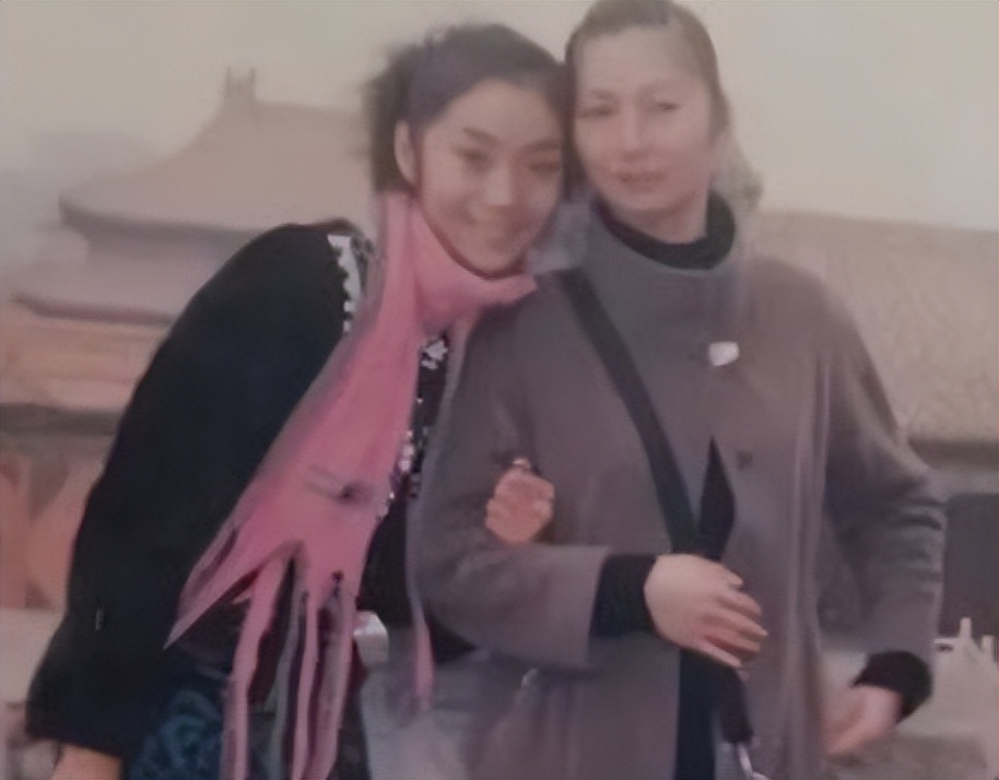 闺蜜花20万试管生混血宝宝视频,30岁女模特试管生下混血三胞胎