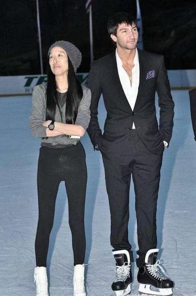 34岁奥运冠军和70岁富婆相恋,35岁奥运冠军恋上70岁富翁