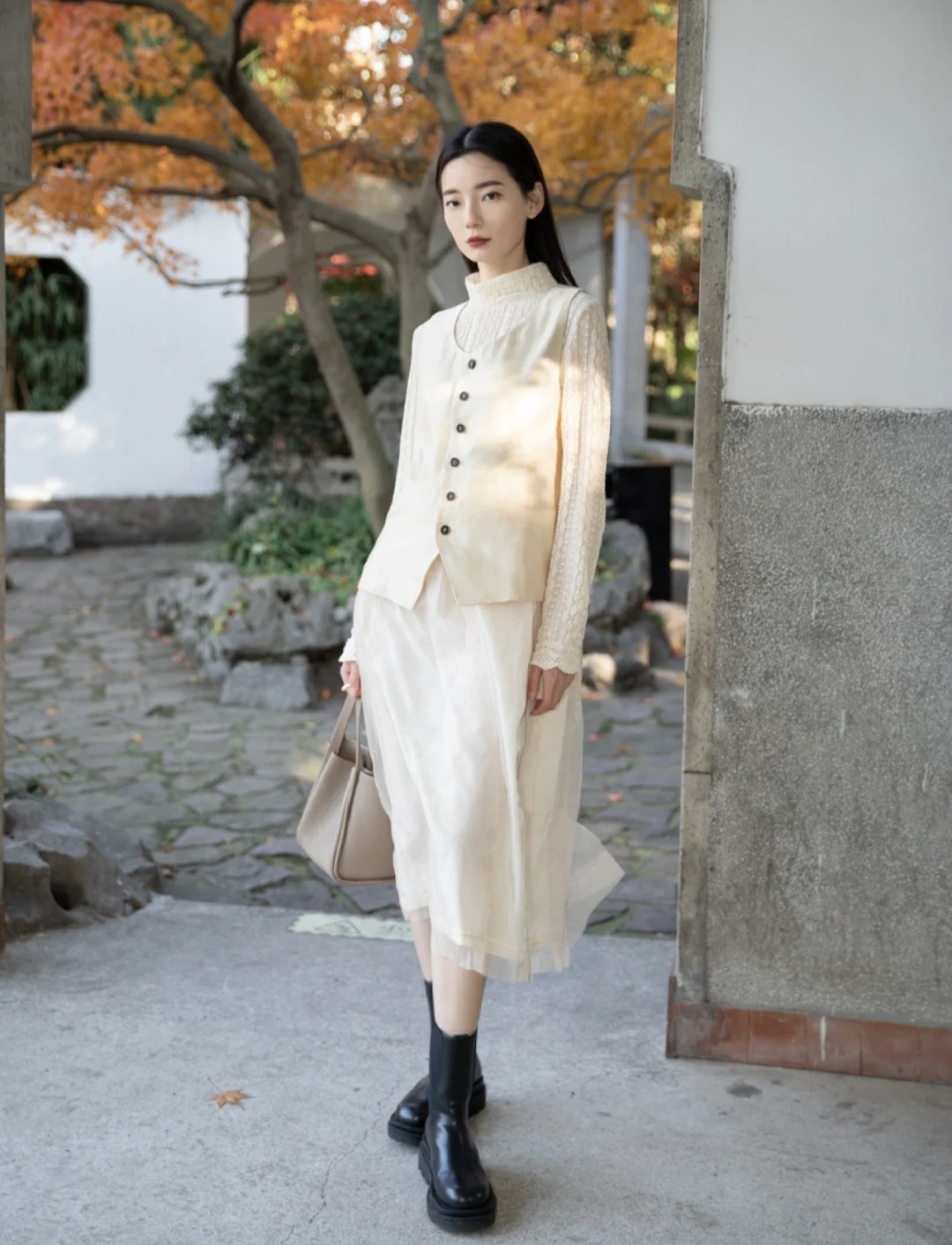 中款羽绒服配裤子好还是裙子好,羽绒服配裙子怎么搭配好看