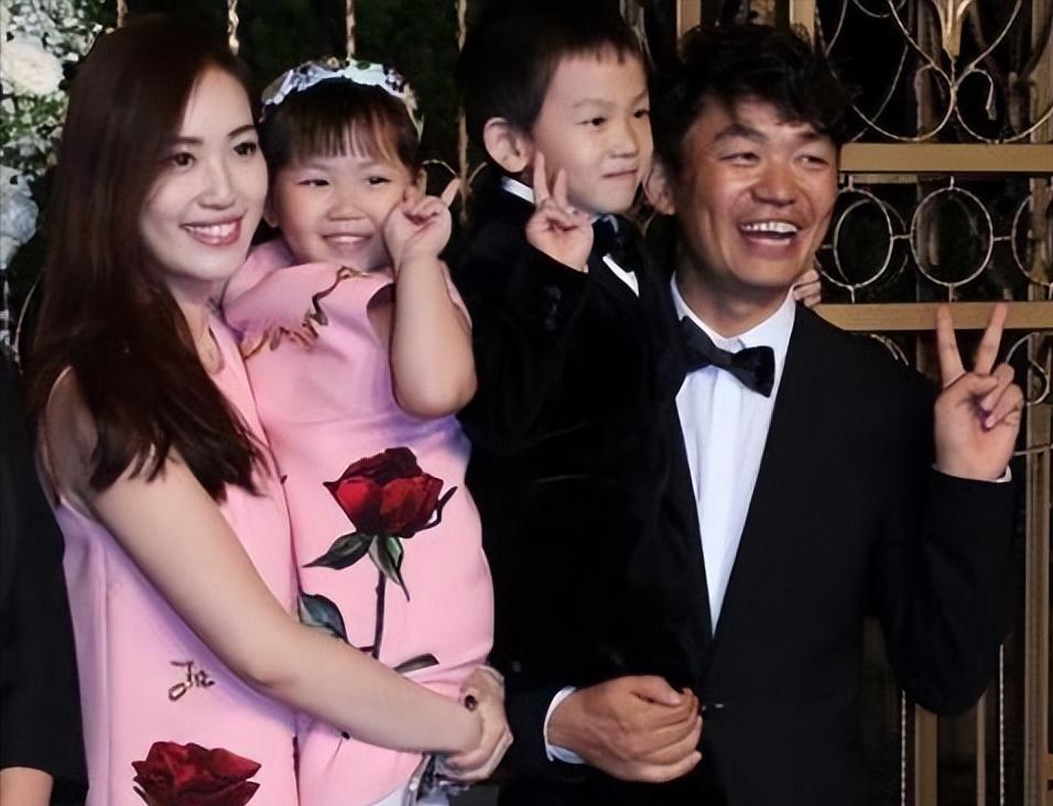 张艺谋毕业典礼,张艺谋参加长子毕业礼