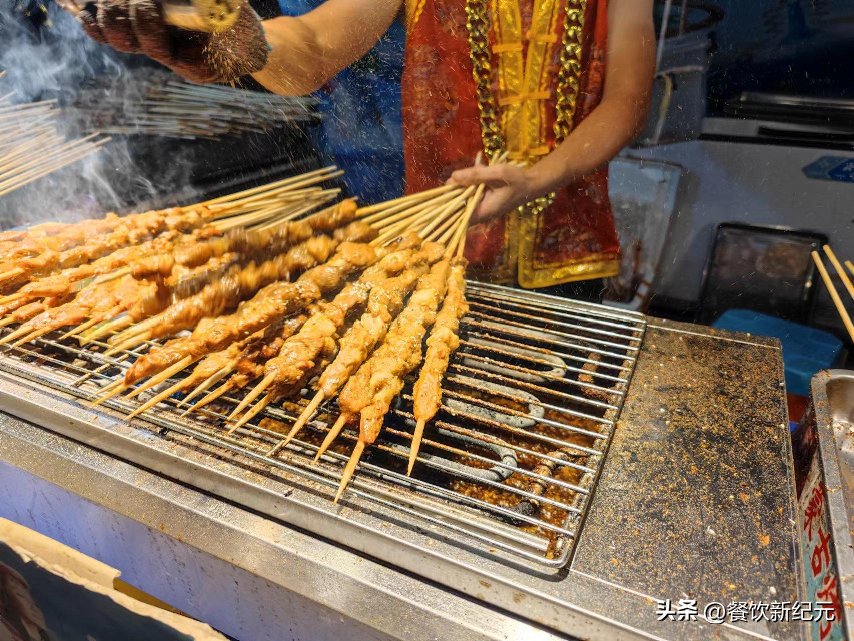 路边摊一天卖300串肉串能挣多少钱,24岁小伙通宵卖羊肉串月入4万