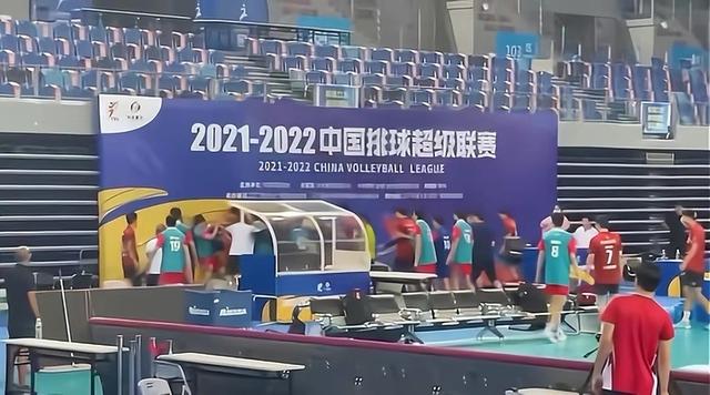 一个看不惯一个，津苏排球是怎么了？女排互相伤害男排则大打出手