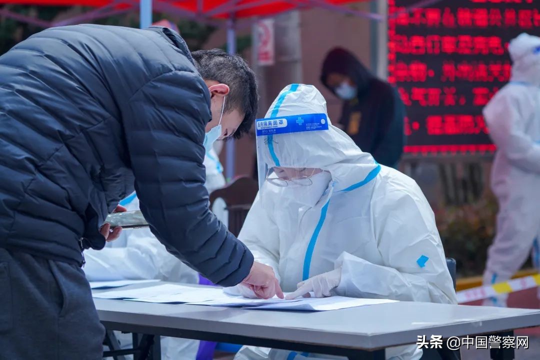 【疫情当前警察不退】上海600多支公安“社区帮困先锋队”活跃在全市抗疫一线关爱特困人群彰显“公安温度”