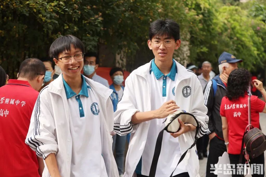 刚刚，青岛5万多勇士霸气走进战场！少年，此去何求？夺盛名、拔头筹、争魁首、独占鳌头！