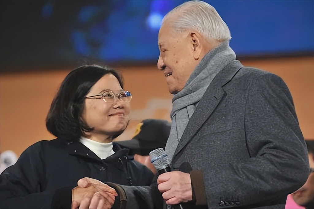 解读:蔡英文个人履历,明白她为什么要*独台**?