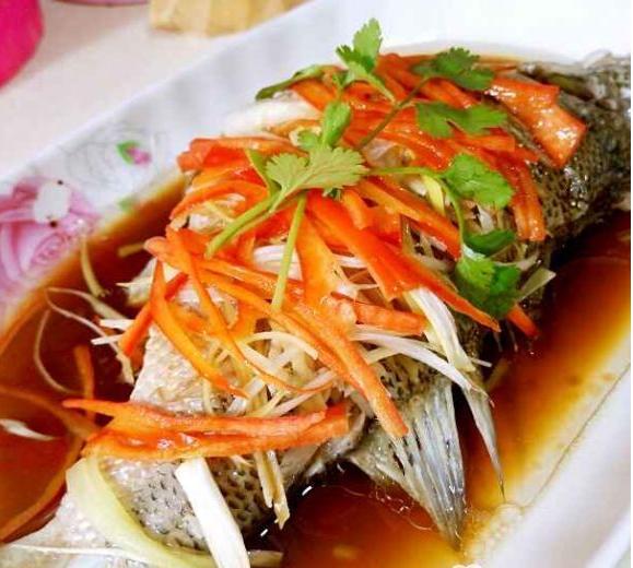 美食推荐:溜肥肠、清蒸鲈鱼、雷司令多宝鱼