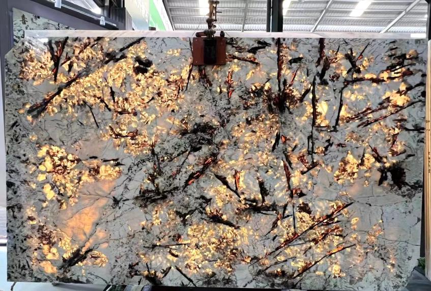 赋予餐桌新生命：金孔雀奢石在餐厅设计中的独特魅力