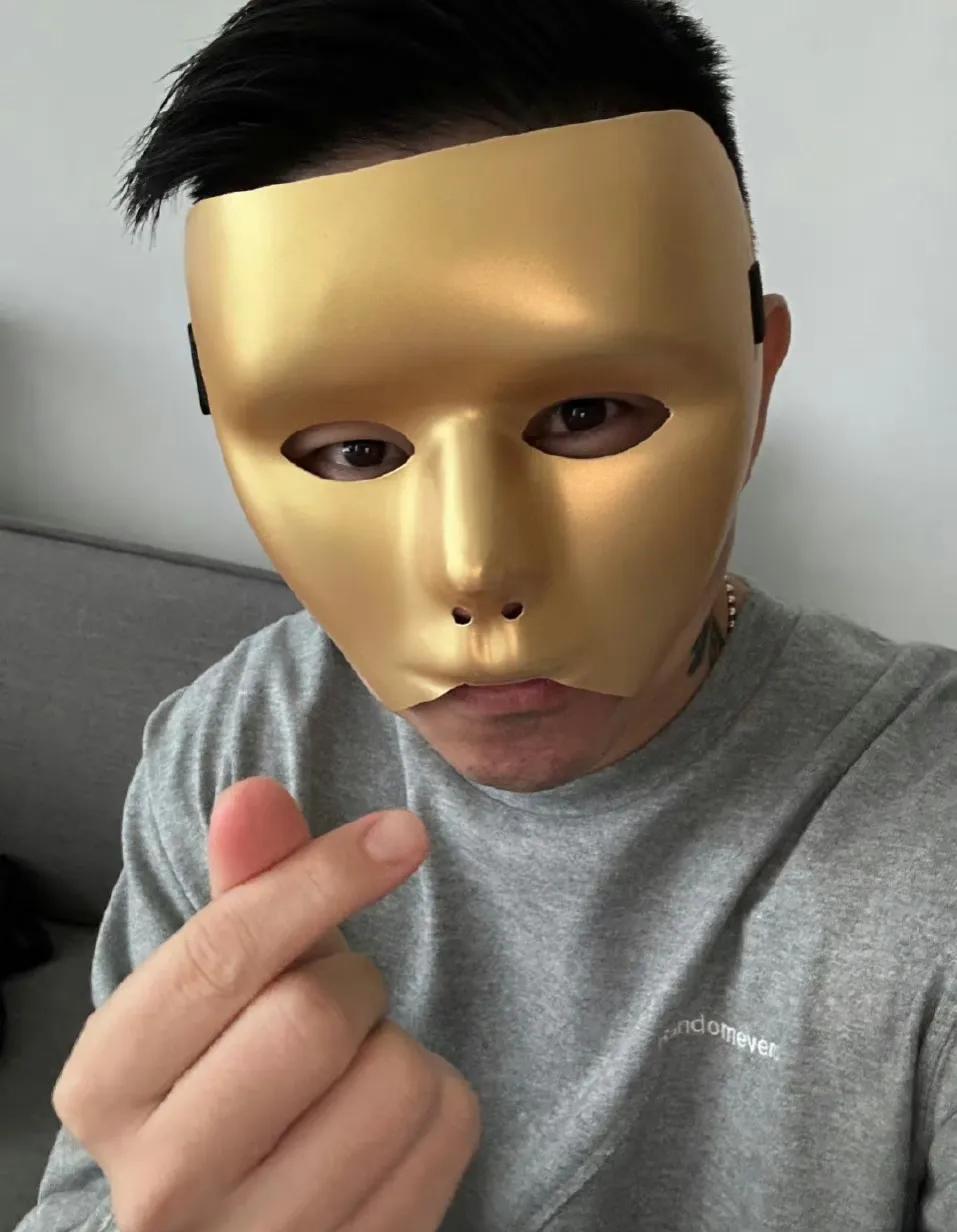 邓典果结婚，杨和苏上热搜，参加婚礼跑错地方了，引来群嘲。