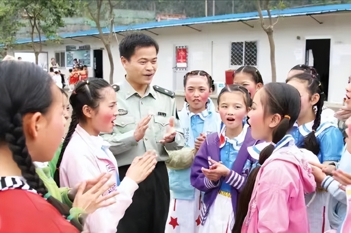 汶川地震后励志要当空降军的男孩,08年汶川地震第一次到灾区的部队