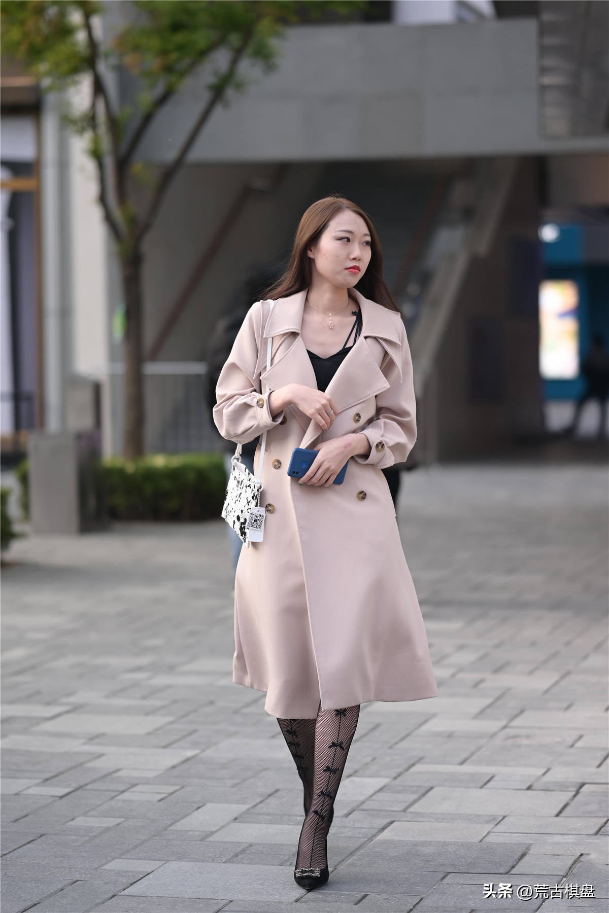 有鞋带白色尖头单鞋的搭配,尖头交叉细跟单鞋