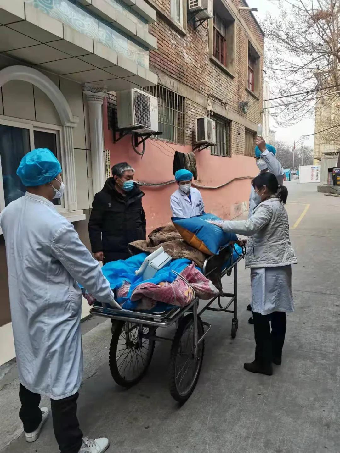 疫情之下所有在一线的医务人员,疫情下无陪护病房里的温暖