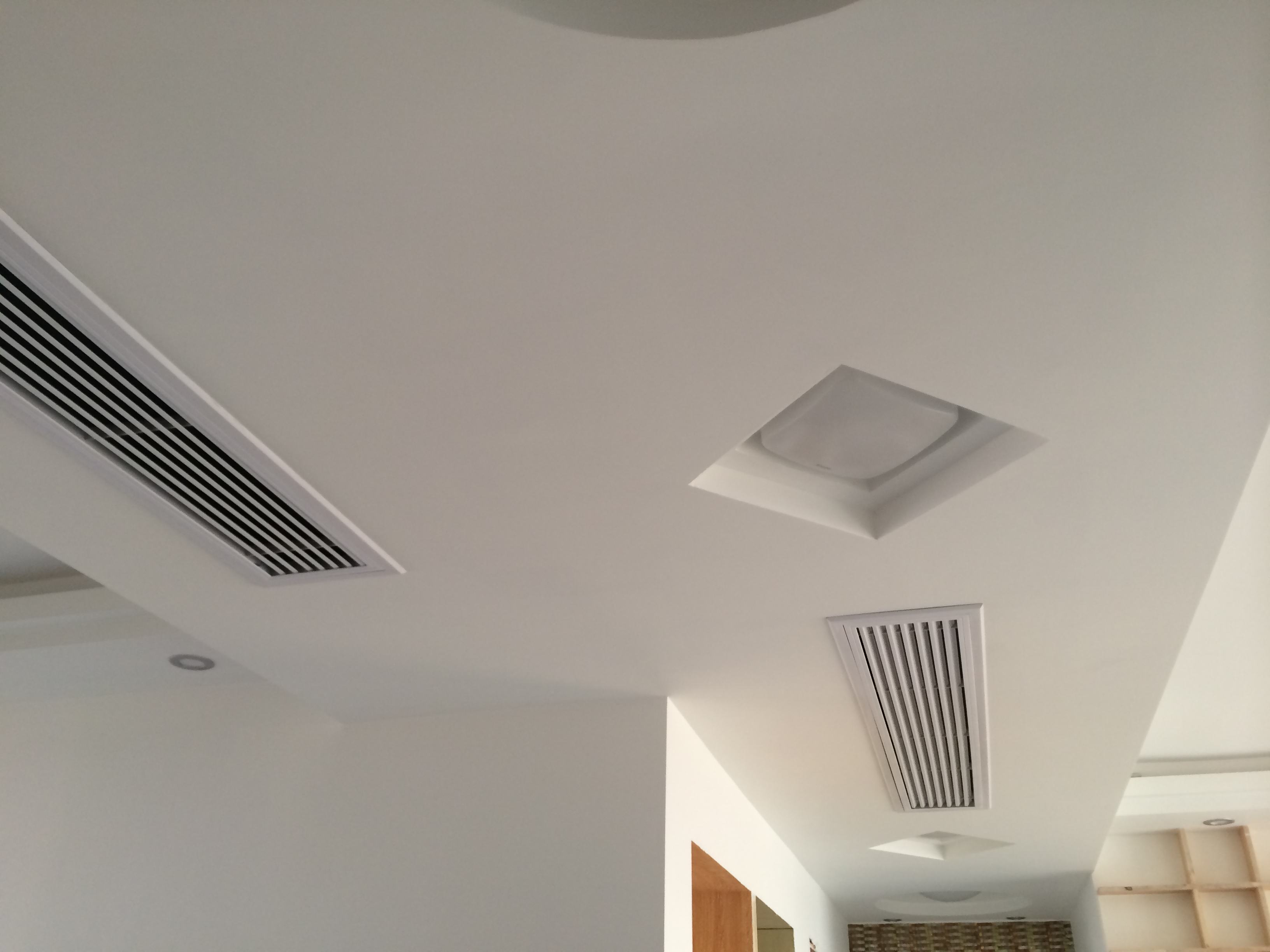 中央空调好还是风管机更经济实惠,分体式空调不吹风是什么问题