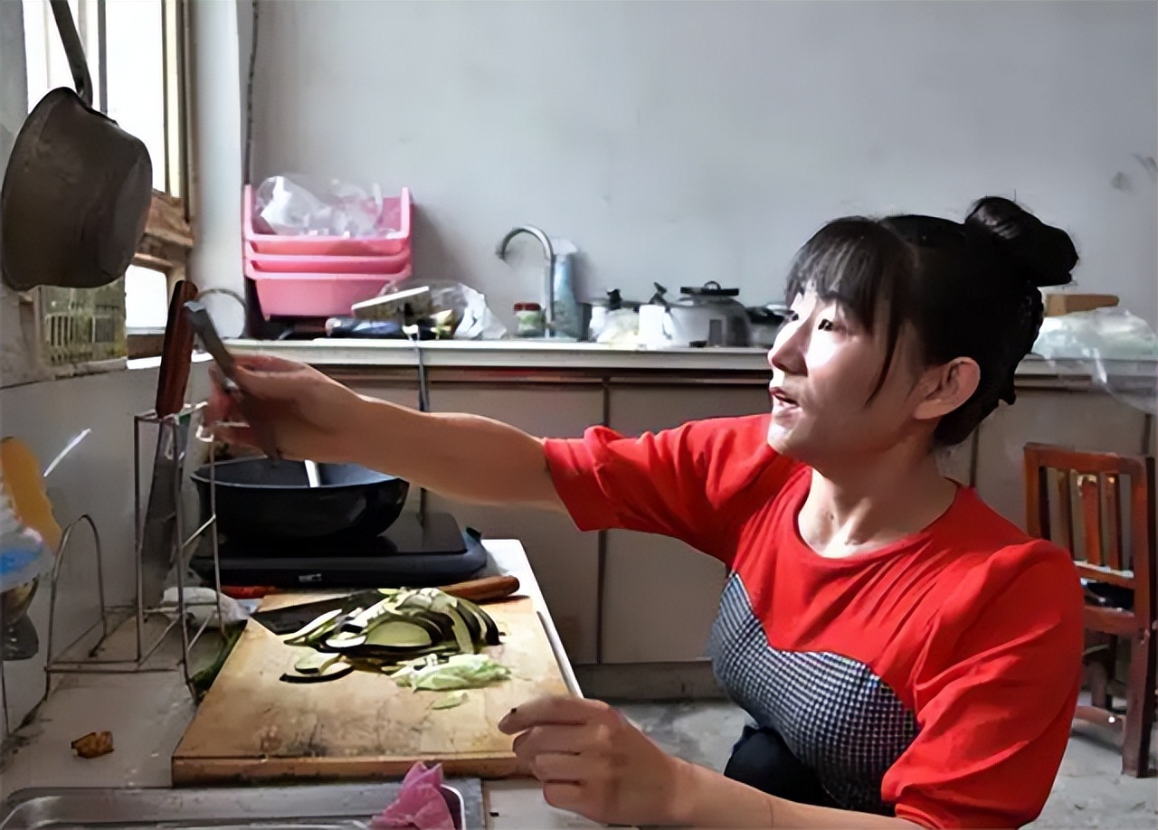 爬行妈妈董明英是什么村的,爬行妈妈董明英的日常生活