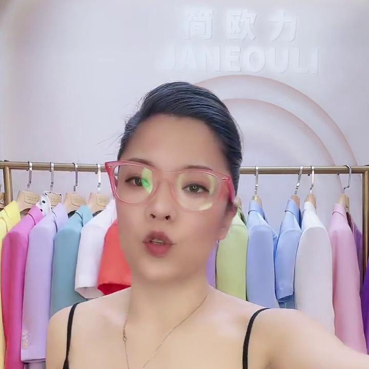 西装暴徒,西装男被勒脖子双脚挣扎的电视剧