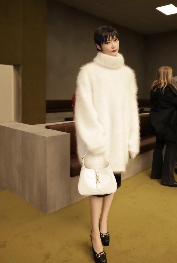 黑丝、抱胸、裸身，娱乐圈没被扒出的“*裤底**”，全在时尚周暴露了