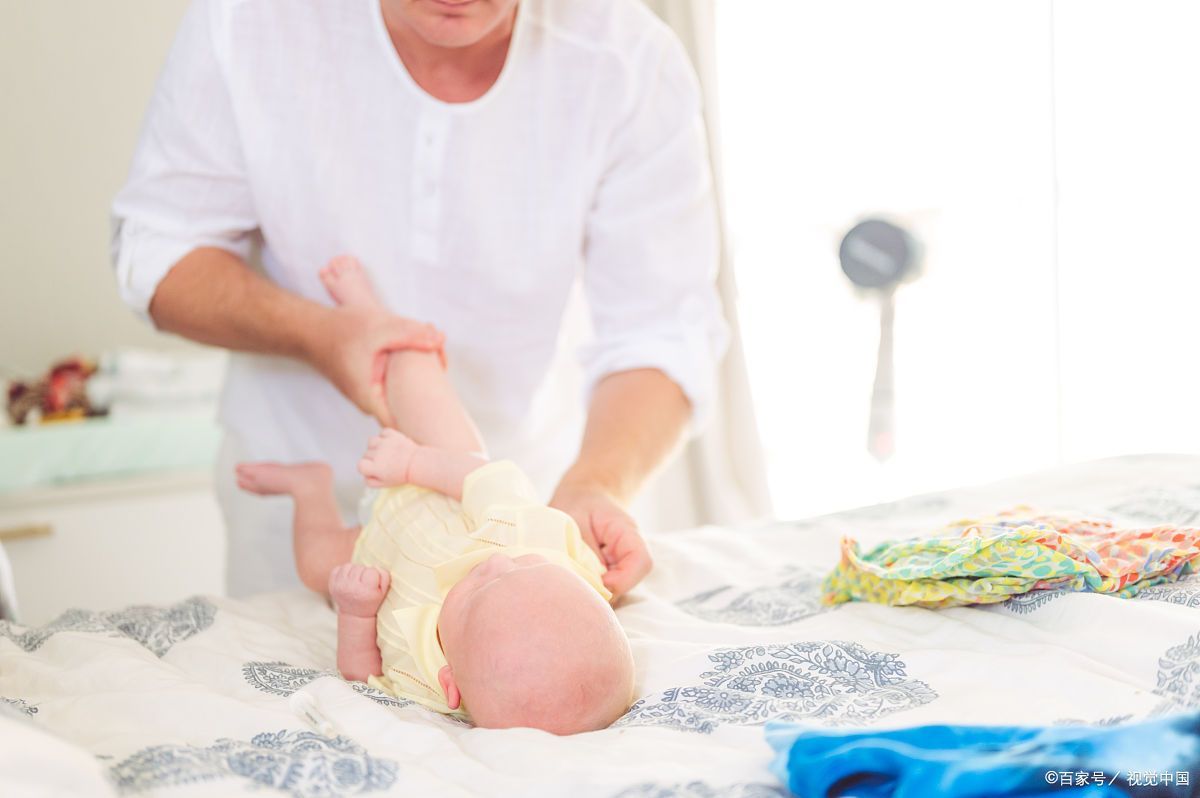 给男宝宝洗屁屁真的要翻过来洗吗,男宝洗屁屁的正确方法新生儿