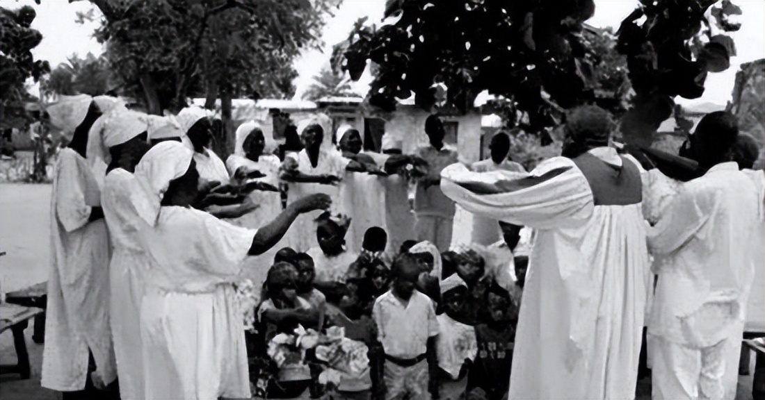 2016年,那个被白人美女喂水喝的2岁非洲小男孩,后来怎么样了?