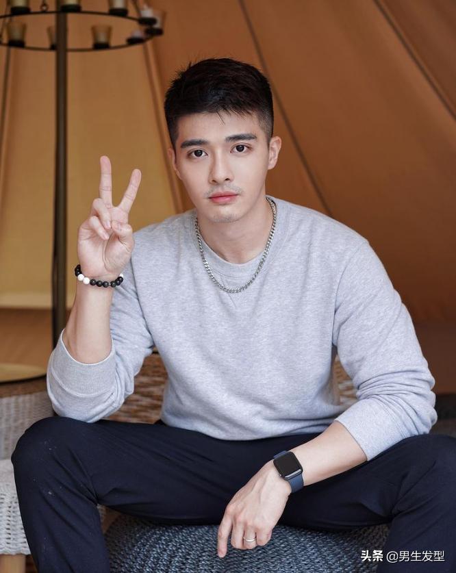 男生头发怎么剪不像锅盖头短发,2022年最流行的发型碎盖男士短发
