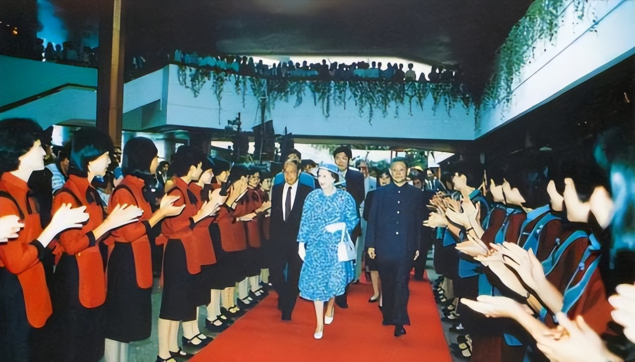 36年前英女王访华，霍英东买了一辆顶配劳斯莱斯招待，用完直接捐