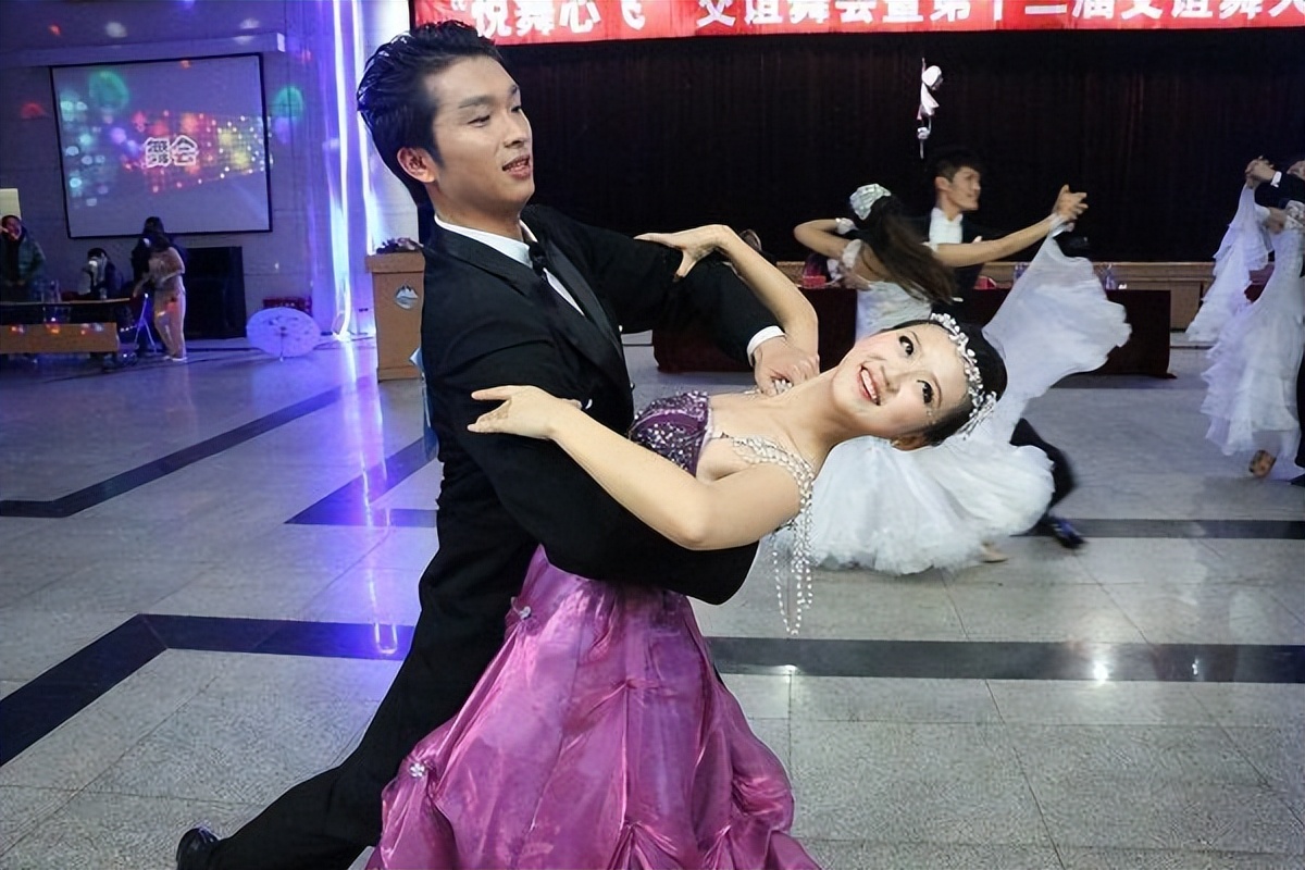 教跳交谊舞的视频教程,交谊舞怎样练舞姿