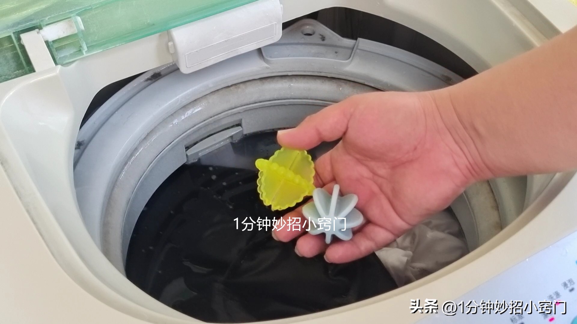 洗衣机里放一件衣服,洗衣机里面放塑料瓶洗衣服