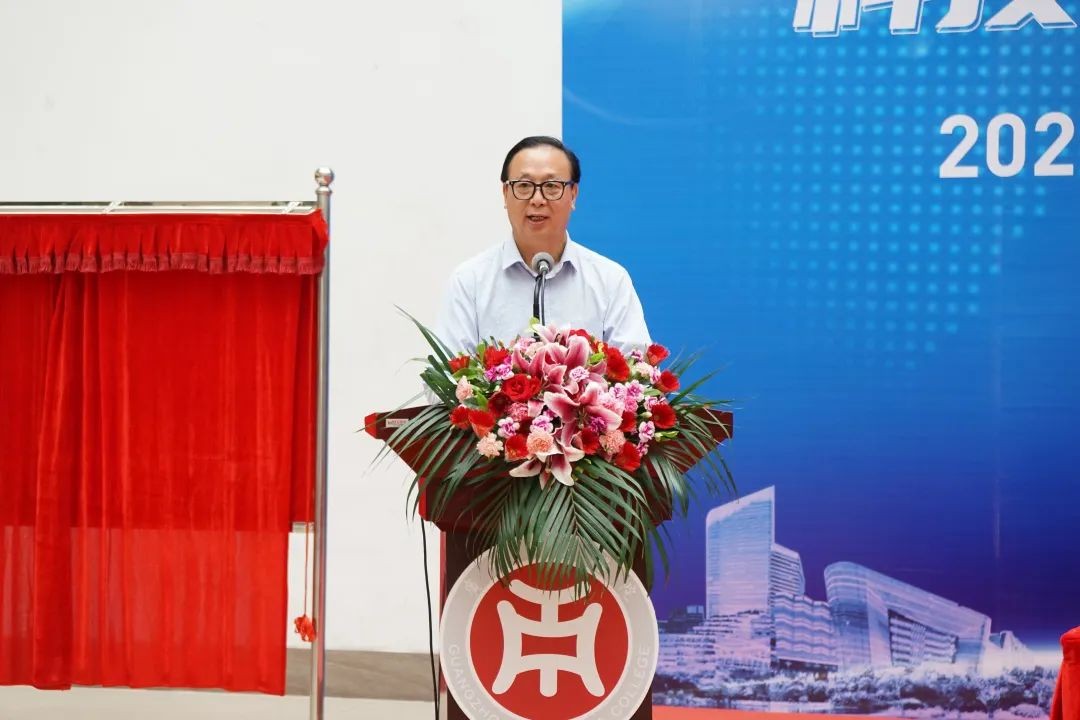 科技点亮梦想创新引领成长简报,科技点亮校园探索创新无限