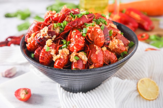 她58岁退休工资8000，外孙说：让我留这儿吧，我很乖，我能带妹妹