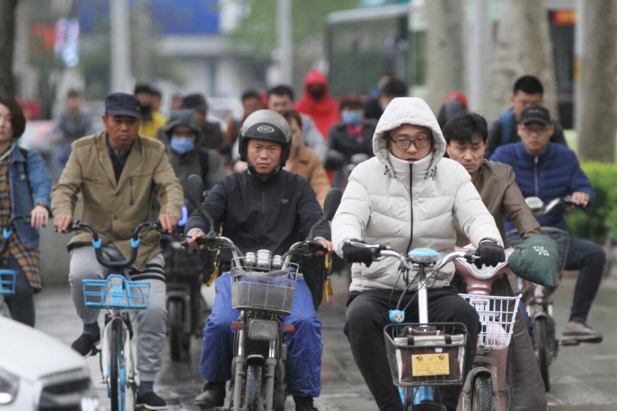 电动车电池充电的几个误区,电动车正确充电方法和注意事项