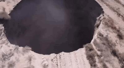智利发现逾200米深神秘天坑,深海发现神秘大洞