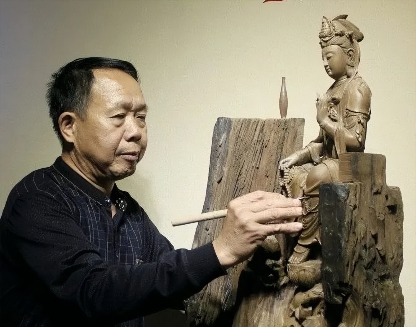 你好木雕城之大师郑君亮丨以刀代笔，使木生香