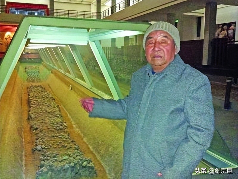 1984年，砖瓦厂工人在山上取土，一锄头下去，冒出来一个“人头”