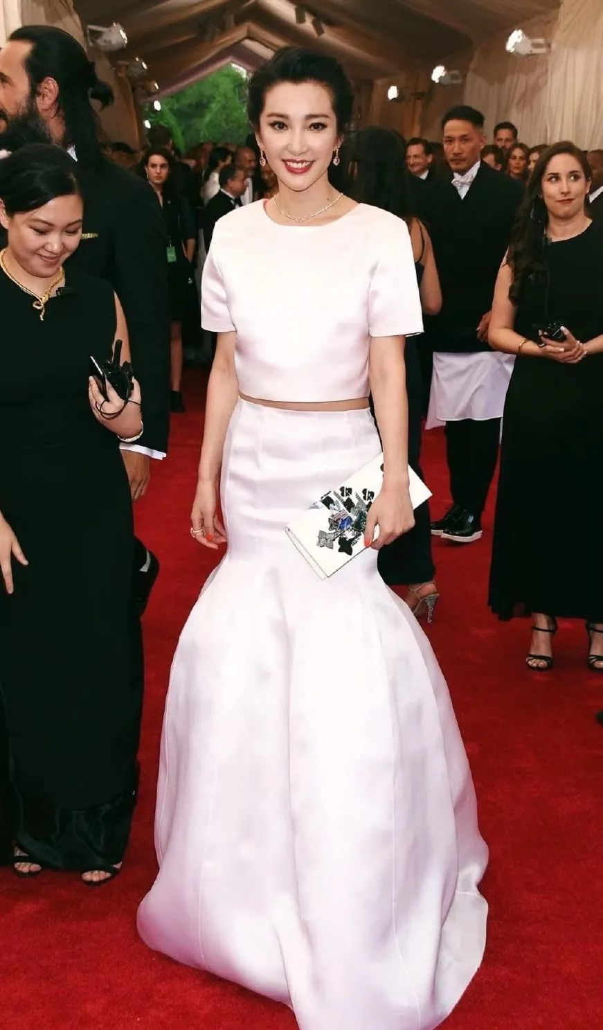 赵露思穿上廉价中国风礼服，俗成了18线网红