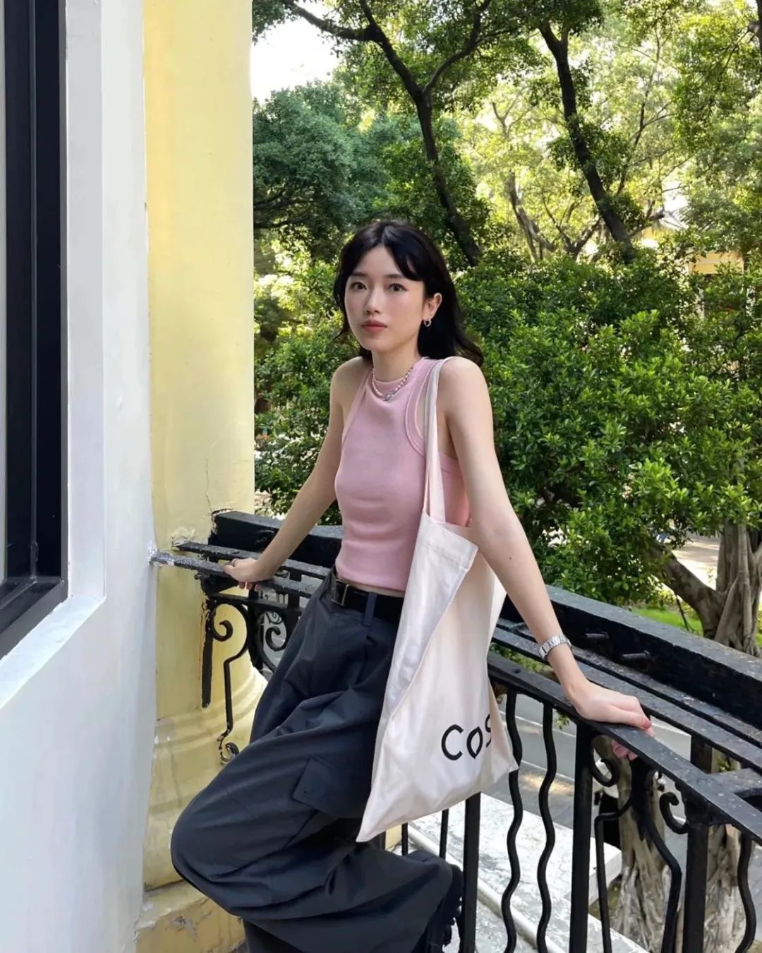 简约背心是一件百搭单品,哪种款式的背心比较经典百搭呢