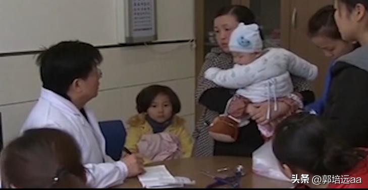 一小伙卖树叶一天挣12000,贵州女子巧用树叶赚大钱