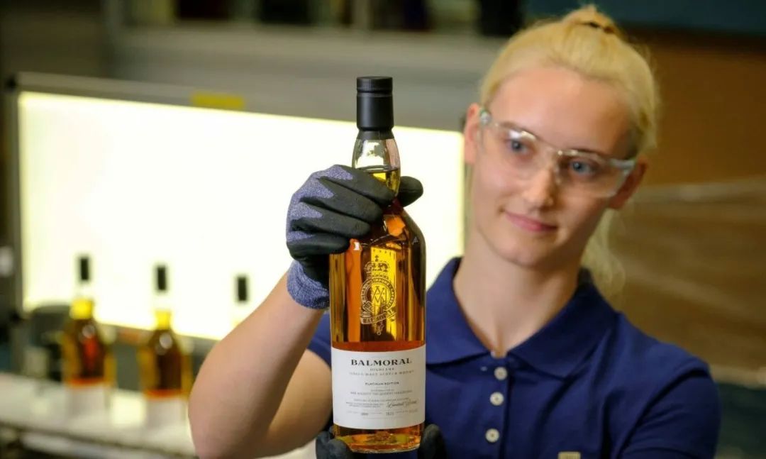 英女王百年的酒窖,英国女王文物