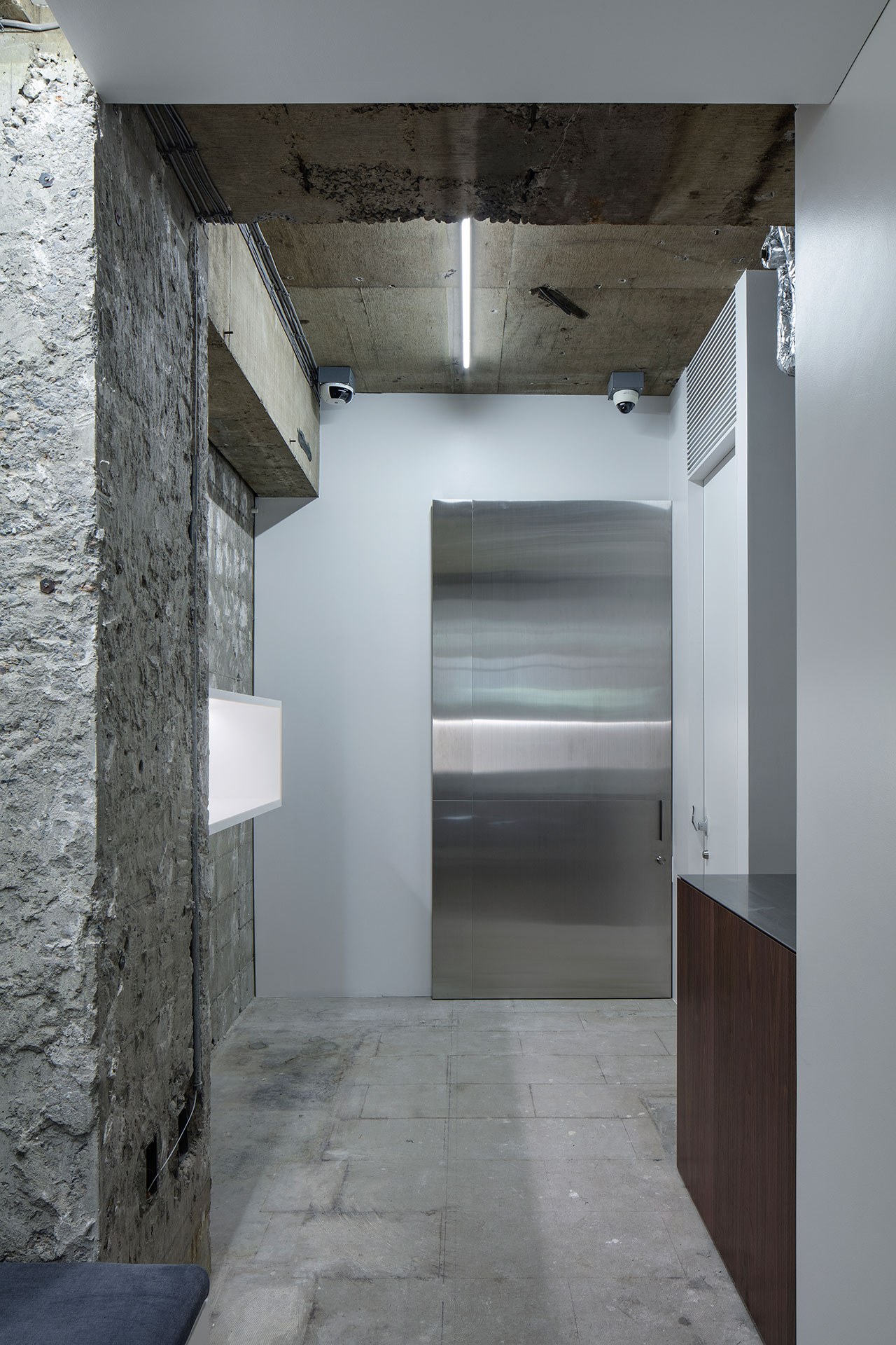 KentaNagai在东京一家豪华手表店探索时间的不屈服本质