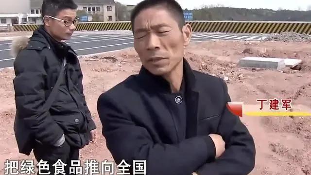 29岁姑娘抛夫弃子，执意嫁当姥爷的50岁大爷，男子：她能帮我赚钱