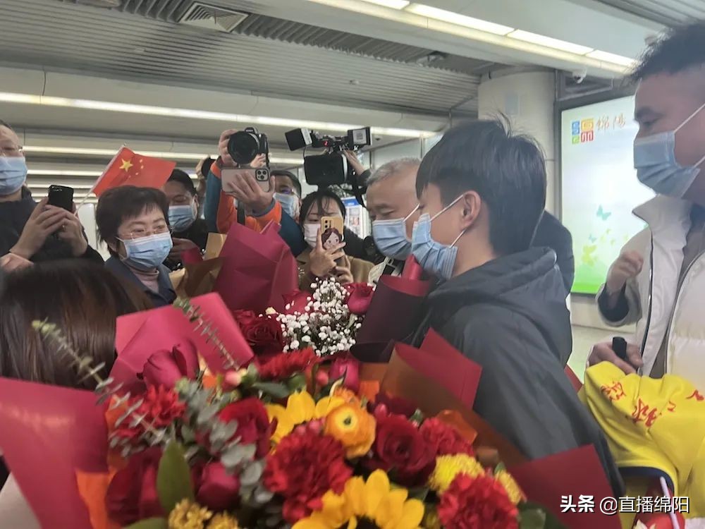 女足国脚张琳艳回乡,中国女足张琳艳回家乡获奖