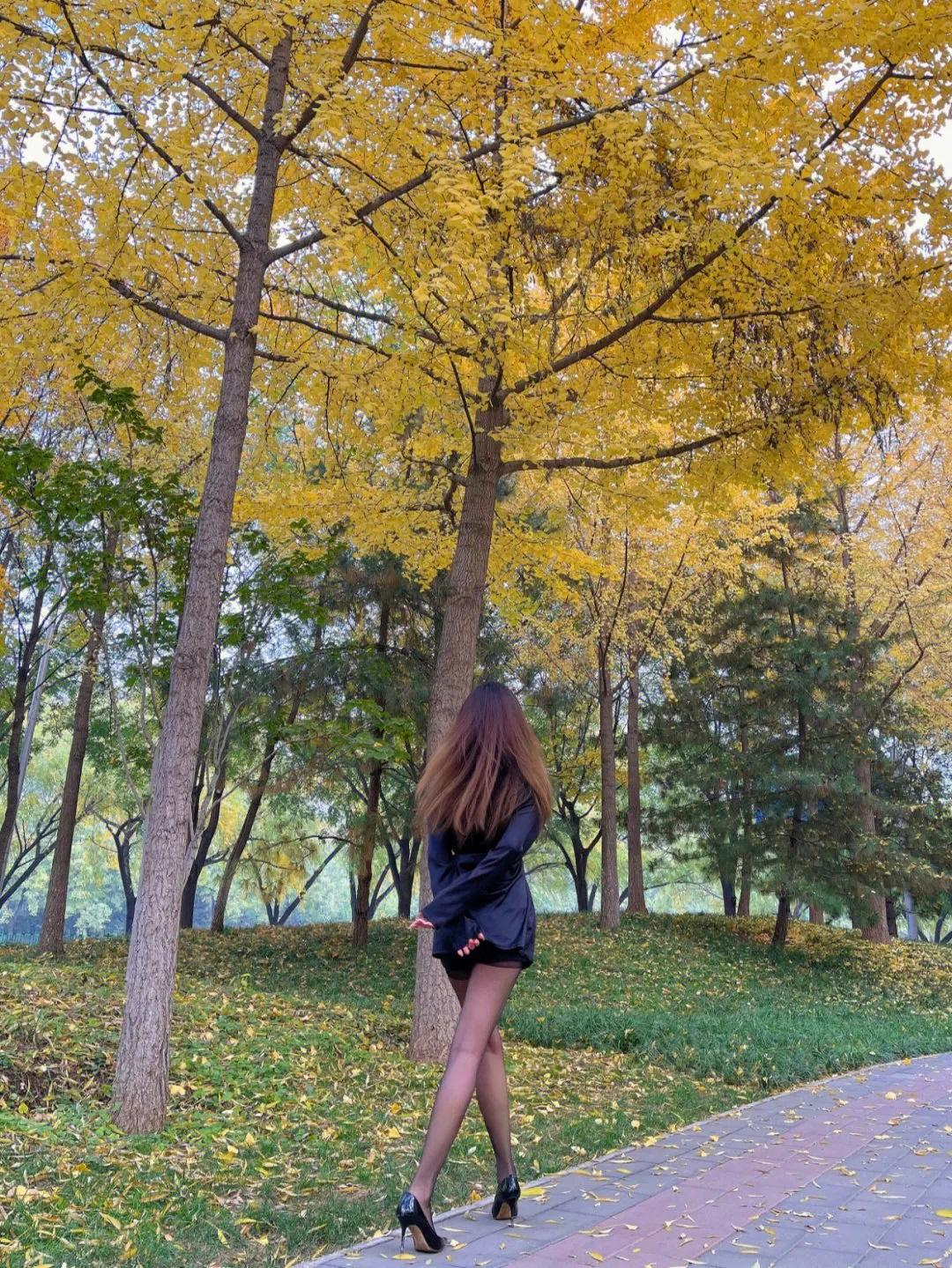 纯欲风！性感睡衣裙配黑丝高跟鞋去探索北京的秋天