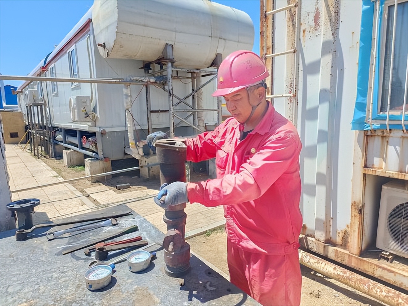 中国石油辽河油田特油公司：冯班长爱“淘宝”攒了个“百宝箱”