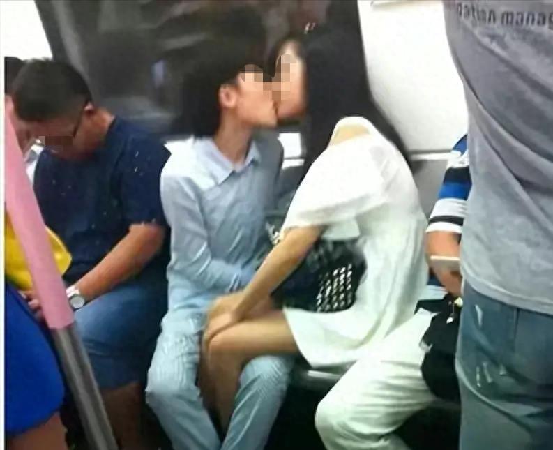 上海地铁情侣不当行为曝光：皮包遮住手*处私**引起关注