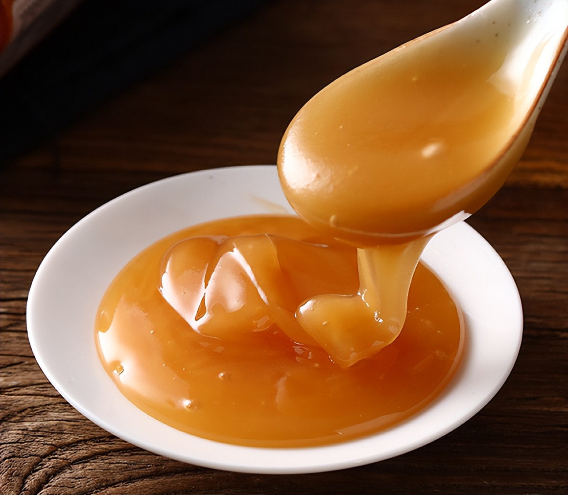 蜂蜜真假辨别方法养蜂人视频,老蜂农演示真蜂蜜的来历