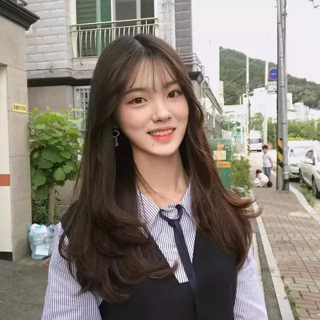 大脸妹子必选的三款发型,大脸额头窄适合什么发型