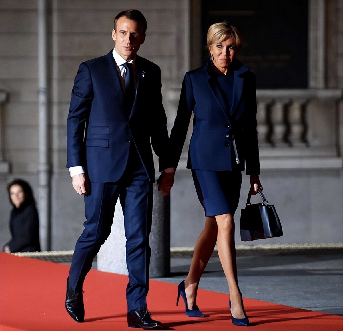 69岁布丽吉特好福气！和马克龙厮守近30年，夫妻俩到哪儿都牵着手