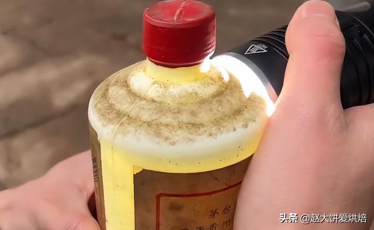 老人藏茅台一文不值,大爷珍藏六箱老茅台