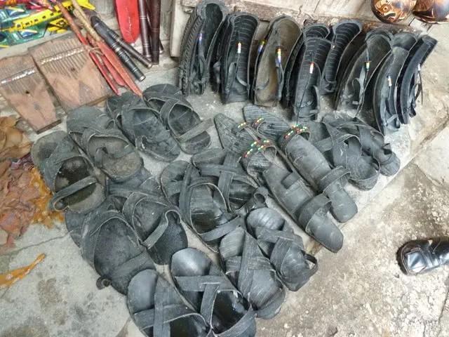 一鞋传三代，人走鞋还在。丢弃的报废轮胎，成了非洲最畅销的拖鞋